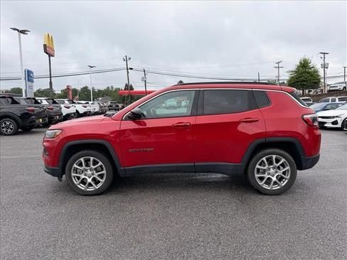 Used 2023 Jeep Compass Latitude AWD/4WD image 4