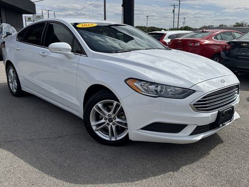 Used 2018 Ford Fusion SE FWD image 2