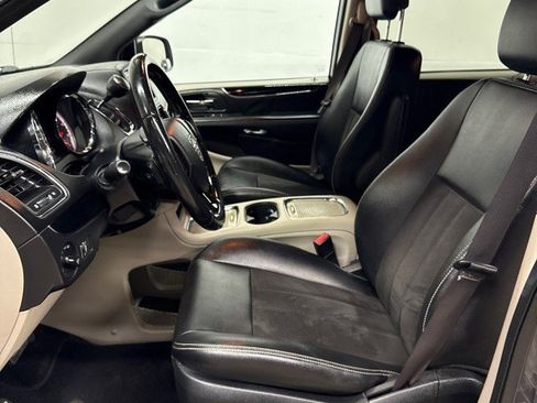 Used 2019 Dodge Grand Caravan SXT FWD image 32