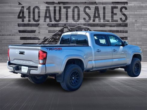 Used 2018 Toyota Tacoma TRD Sport AWD/4WD image 3