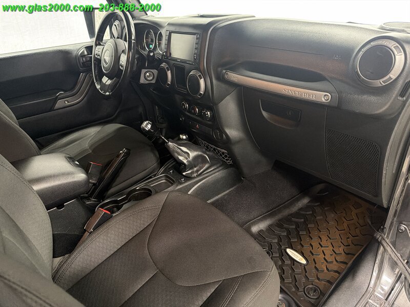 Used 2017 Jeep Wrangler Unlimited Sport w/ Connectivity Group AWD/4WD image 5