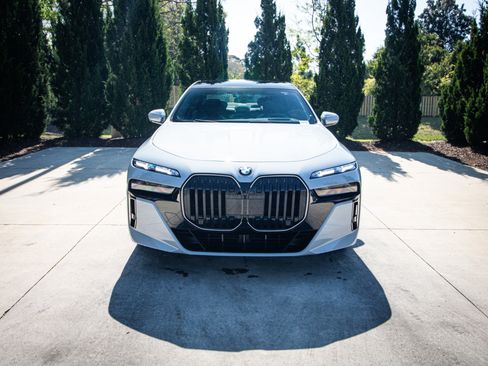 Used 2026 BMW 760i xDrive w/ Executive Package AWD/4WD image 3