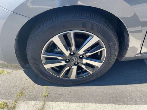 Used 2025 Nissan Versa SV image 28