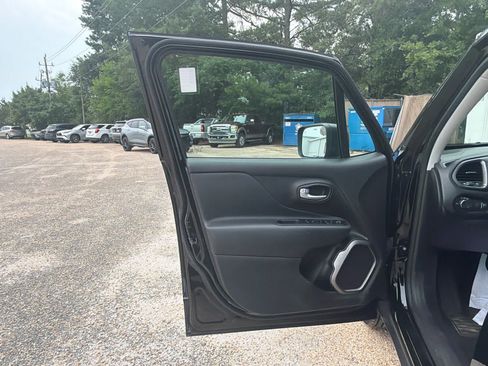 Used 2023 Jeep Renegade Latitude AWD/4WD image 17