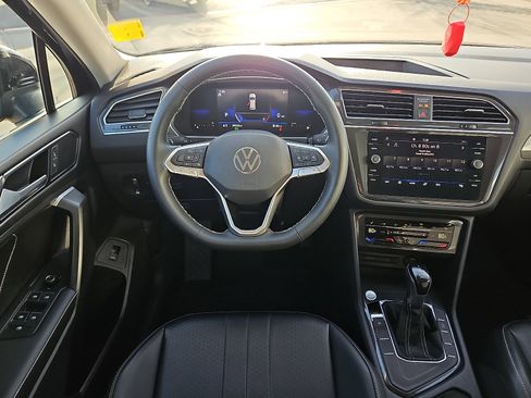 Used 2022 Volkswagen Tiguan SE image 8