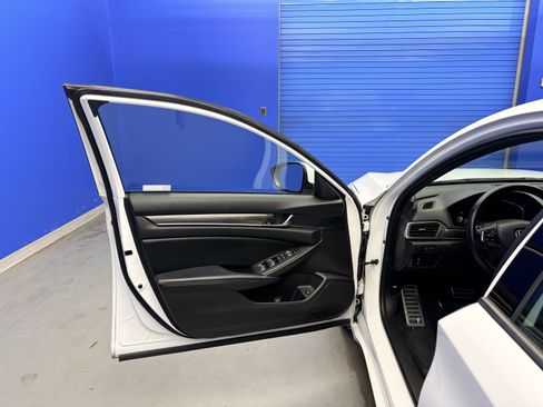 Used 2018 Honda Accord Sport image 9