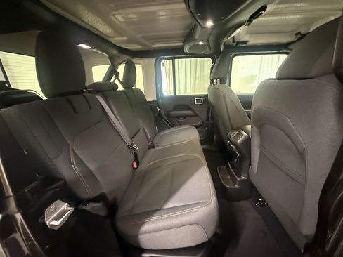 Used 2025 Jeep Wrangler Sahara image 21