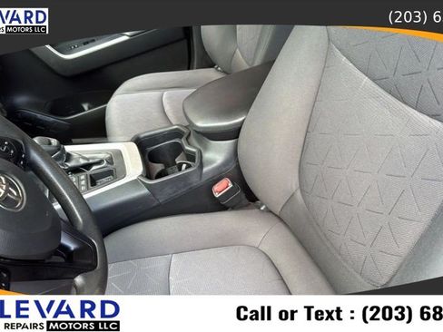 Used 2021 Toyota RAV4 XLE AWD/4WD image 25