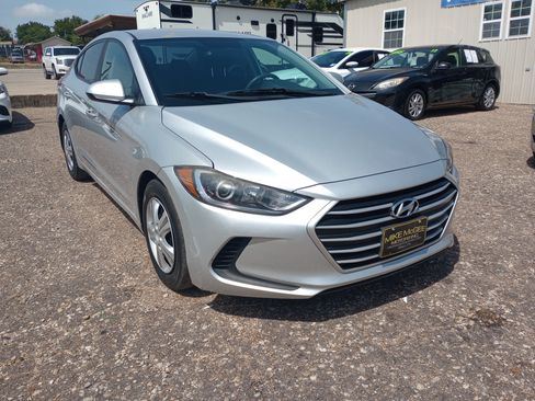 Used 2018 Hyundai Elantra SE FWD image 1