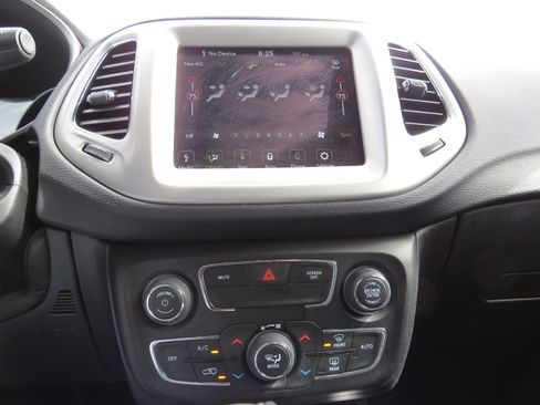 Certified 2021 Jeep Compass Latitude image 26