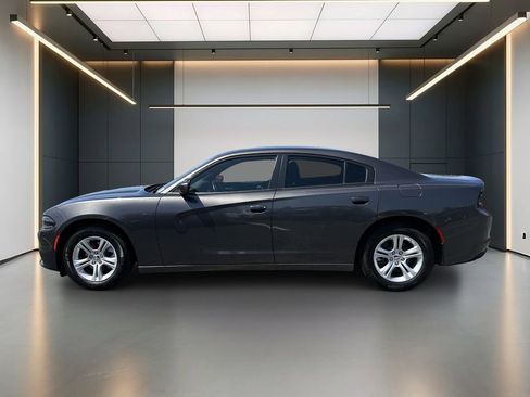 Used 2022 Dodge Charger SXT RWD image 2