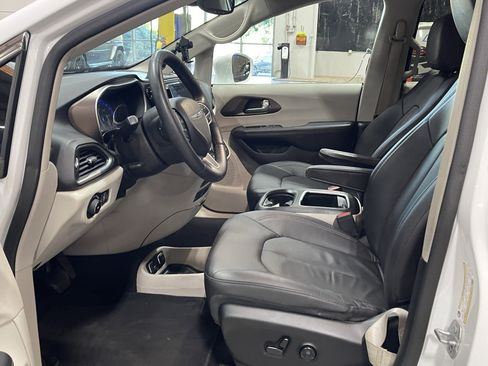 Used 2018 Chrysler Pacifica Touring-L Plus w/ Advanced Safetytec Group FWD image 11