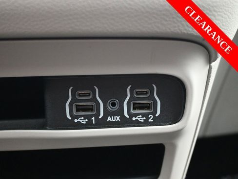 Used 2024 Chrysler Pacifica Touring-L image 31