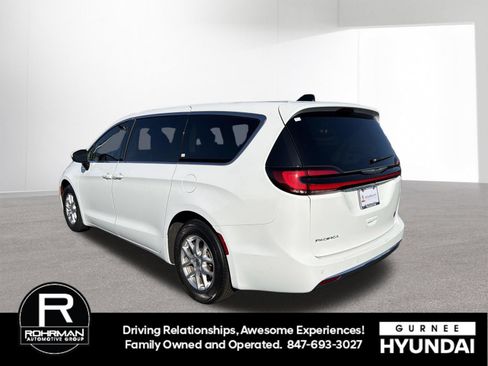 Used 2023 Chrysler Pacifica Touring-L FWD image 6