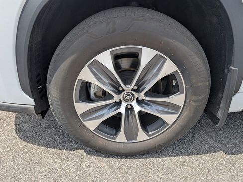 Used 2022 Toyota Highlander XLE AWD/4WD image 12