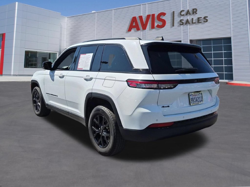 Used 2025 Jeep Grand Cherokee Altitude AWD/4WD image 9