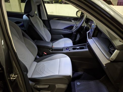 New 2025 Volkswagen Tiguan SE image 22