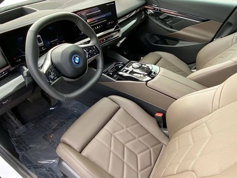 Used 2025 BMW i5 eDrive40i w/ Premium Package RWD image 18