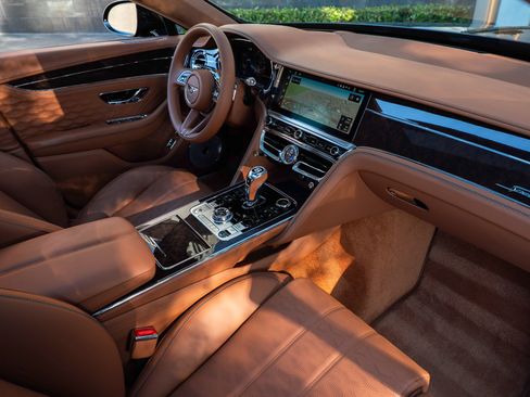 Used 2025 Bentley Flying Spur Plug-In Hybrid AWD/4WD image 2