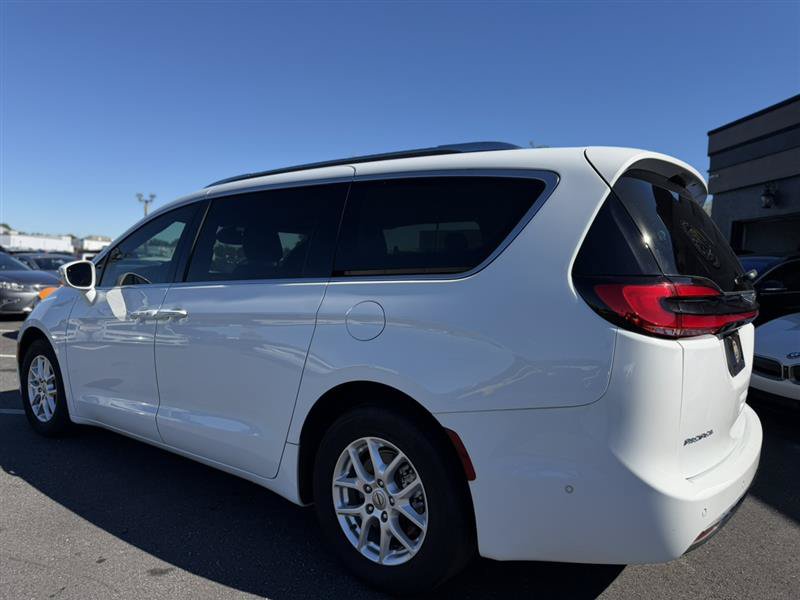 Used 2021 Chrysler Pacifica Touring-L w/ Premium & Safety Sphere Group FWD image 4