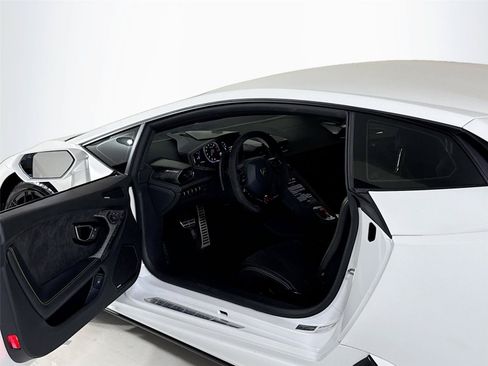 Used 2022 Lamborghini Huracan EVO RWD image 12