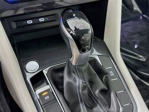 Used 2022 Volkswagen Tiguan SE w/ Panoramic Sunroof Package image 17