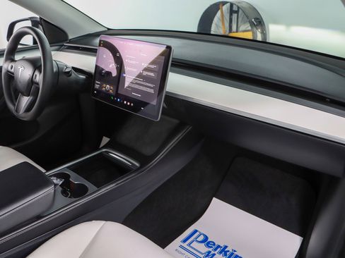 Used 2025 Tesla Model Y Long Range image 25