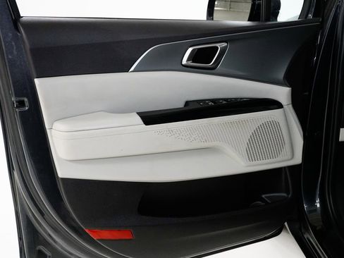 Certified 2022 Kia Carnival LX image 7