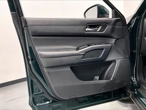 Used 2025 Nissan Pathfinder SL FWD image 21