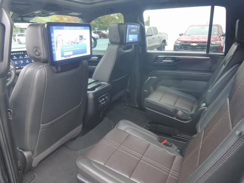 Used 2025 Chevrolet Suburban High Country image 31