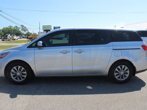 Used 2020 Kia Sedona LX FWD image 2