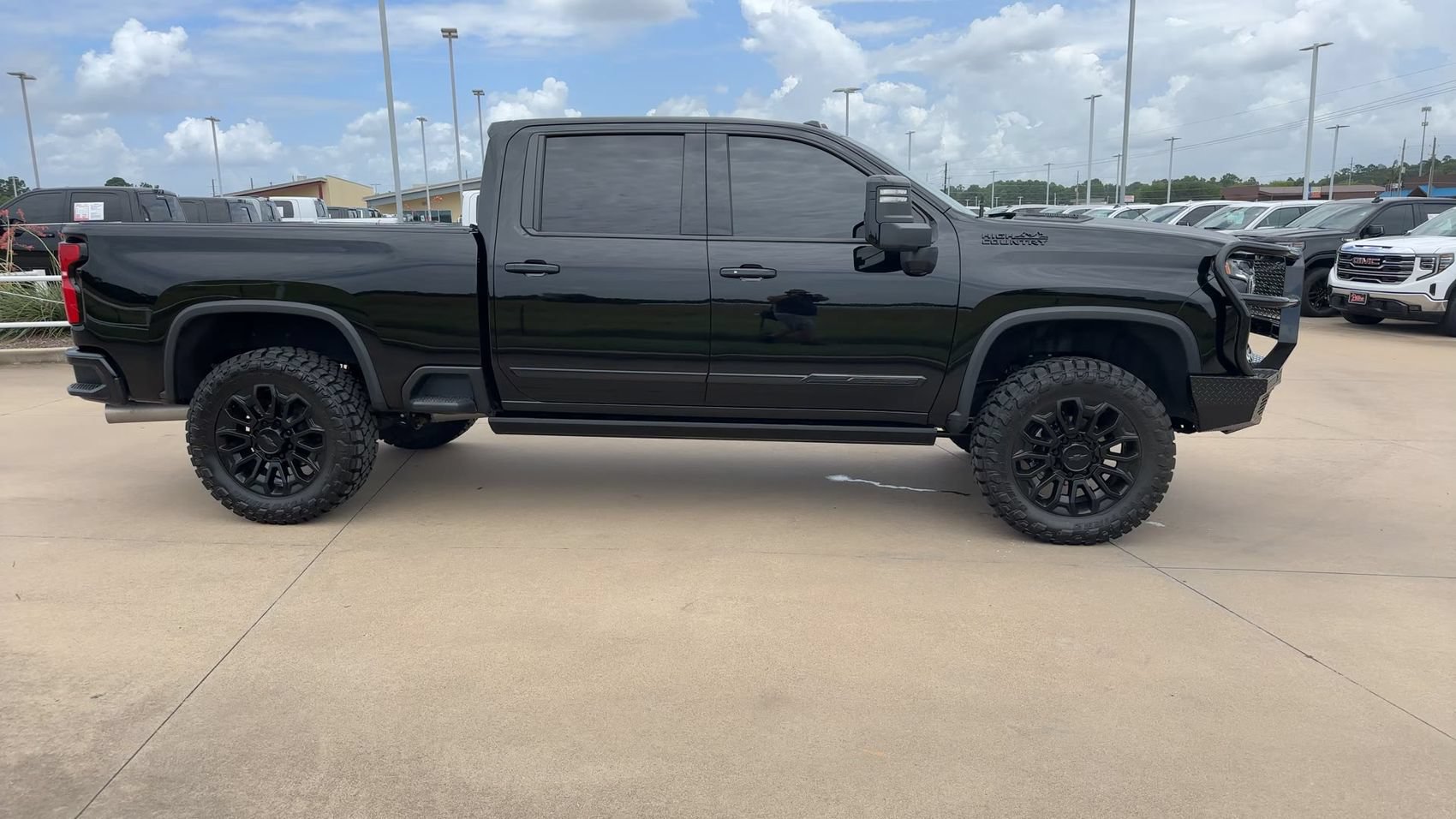 Used 2025 Chevrolet Silverado 2500 High Country w/ Midnight Edition AWD/4WD image 2