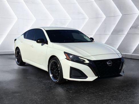 Used 2023 Nissan Altima 2.5 SR FWD image 1