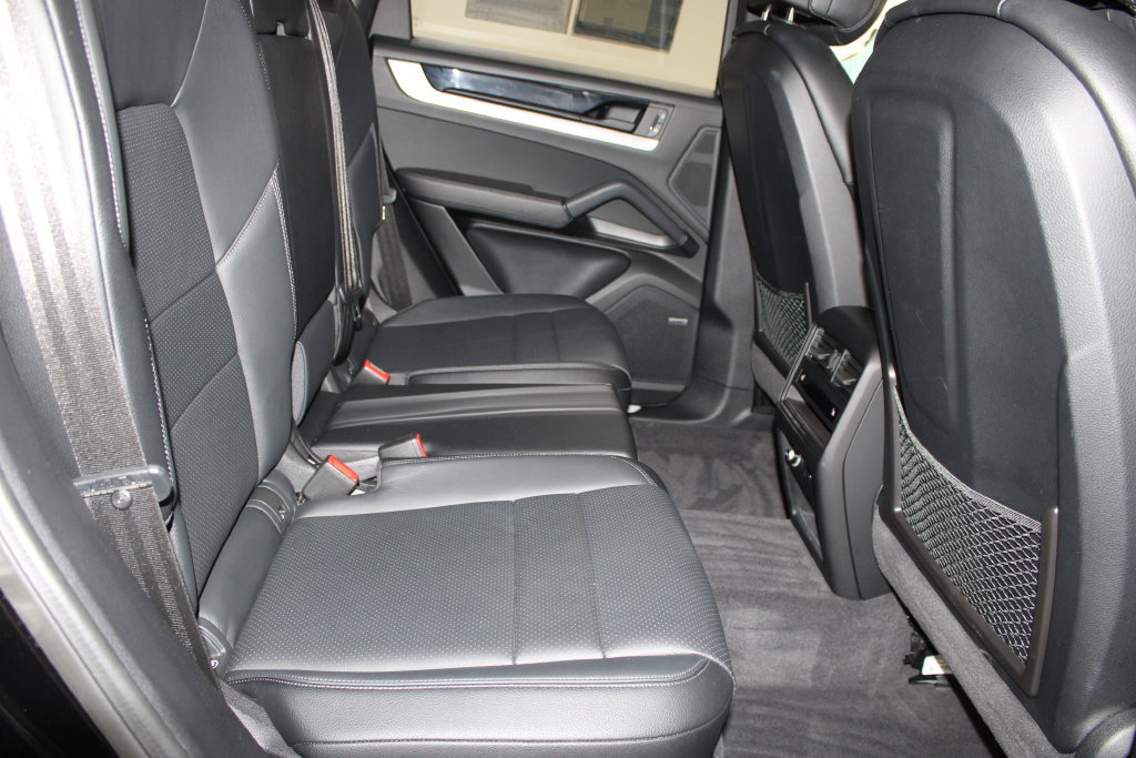 Used 2024 Porsche Cayenne AWD/4WD image 30