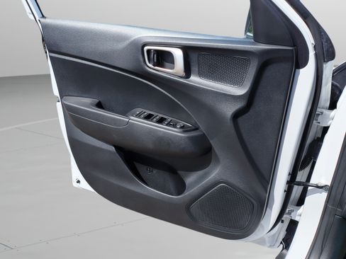 Used 2024 Hyundai Venue SEL FWD image 22