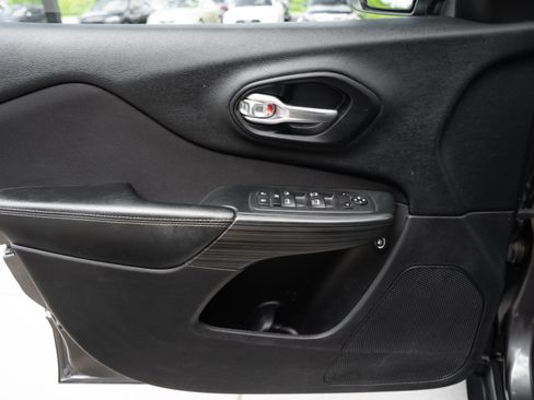 Used 2016 Jeep Cherokee Latitude w/ Cold Weather Group FWD image 18