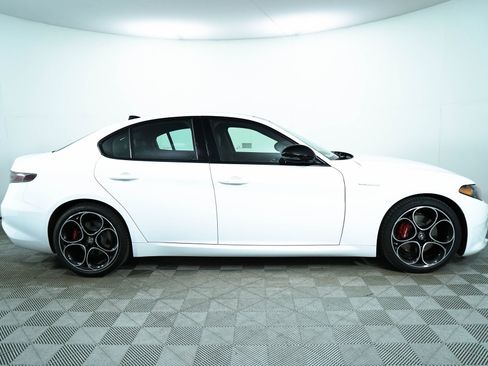 New 2024 Alfa Romeo Giulia Veloce image 11
