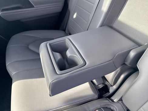 Used 2022 Toyota Highlander XLE image 38