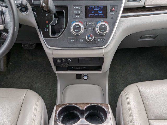 Used 2017 Toyota Sienna XLE Premium FWD image 22