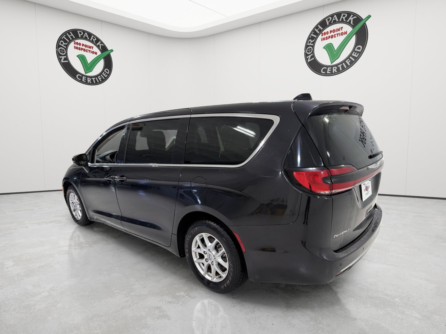Used 2023 Chrysler Pacifica Touring-L FWD image 3
