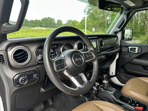 Used 2023 Jeep Gladiator Rubicon w/ Cold Weather Group AWD/4WD image 14
