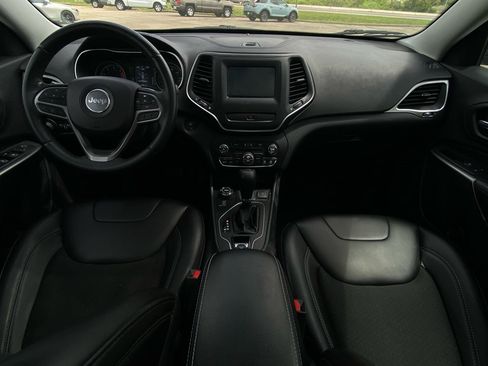 Used 2019 Jeep Cherokee Latitude Plus w/ Comfort/Convenience Group AWD/4WD image 14