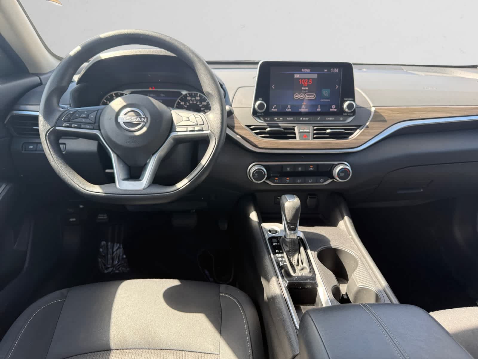 Used 2025 Nissan Altima 2.5 SV FWD image 2