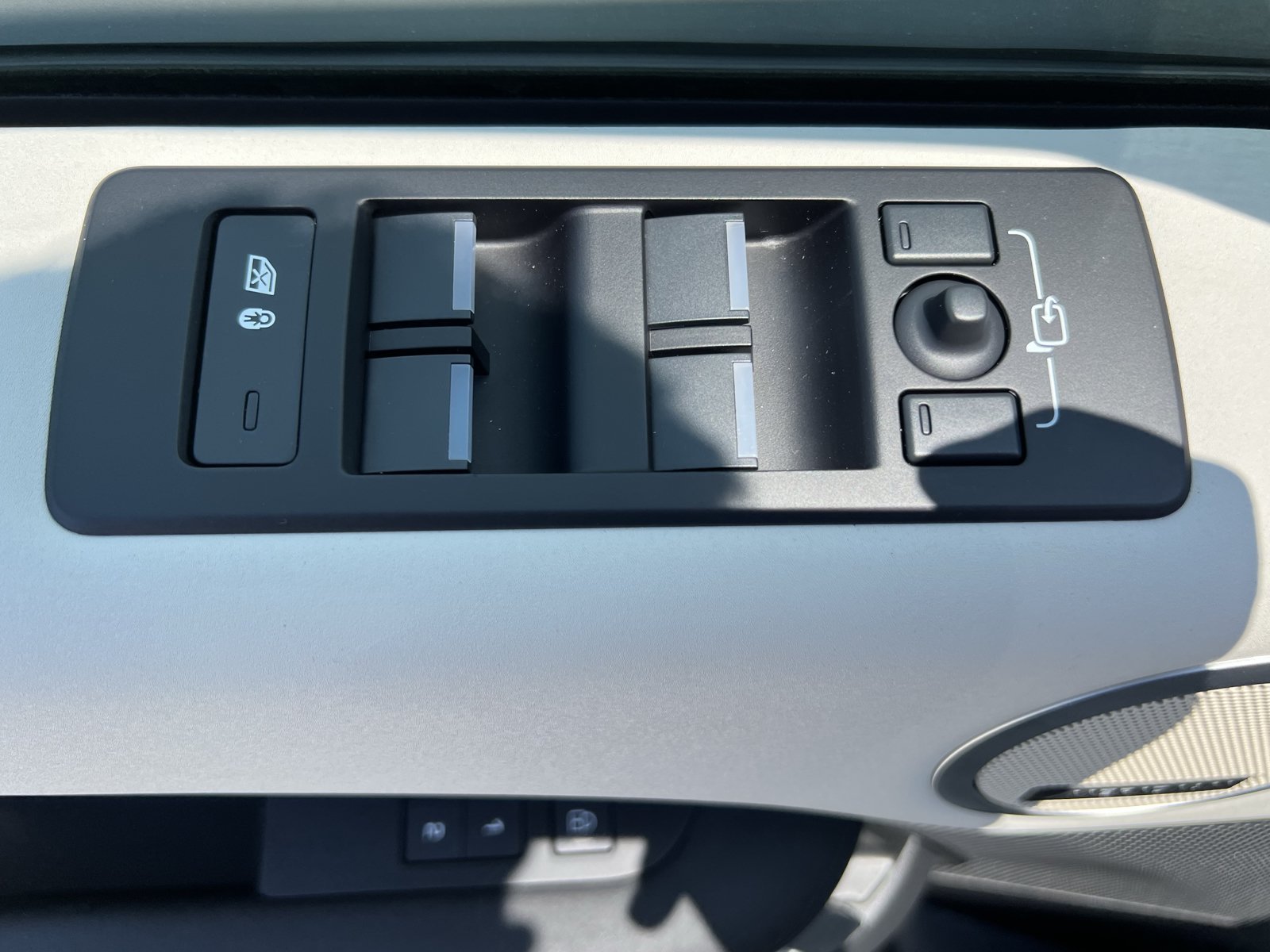 Used 2024 Land Rover Discovery S AWD/4WD image 14