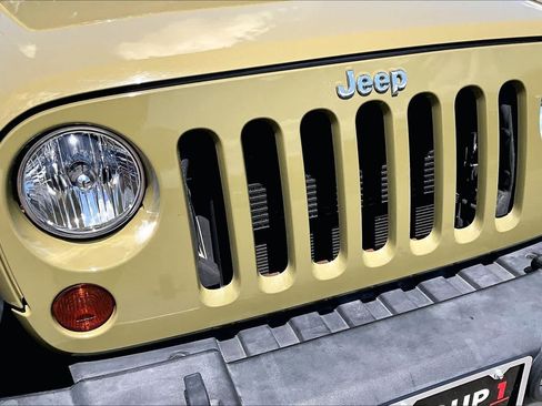 Used 2013 Jeep Wrangler Unlimited Rubicon w/ Connectivity Group AWD/4WD image 31