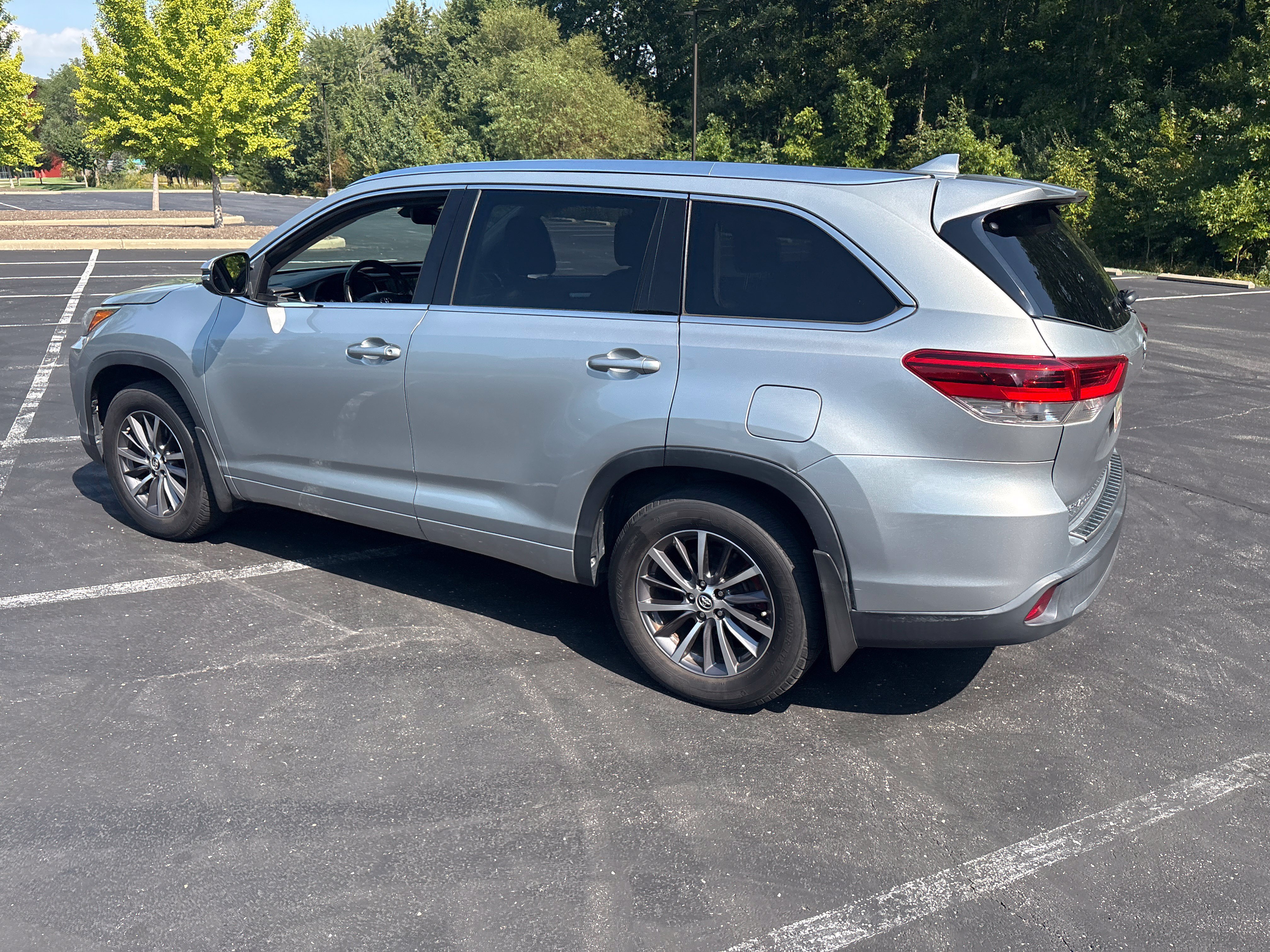 Used 2017 Toyota Highlander XLE AWD/4WD image 2