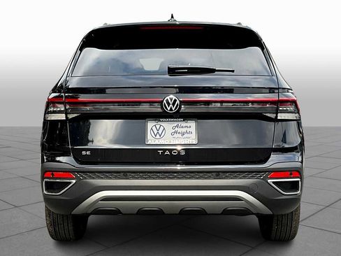 Used 2025 Volkswagen Taos SE image 4