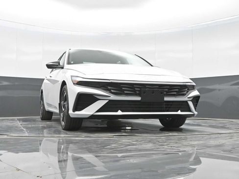 Certified 2025 Hyundai Elantra SEL FWD image 30