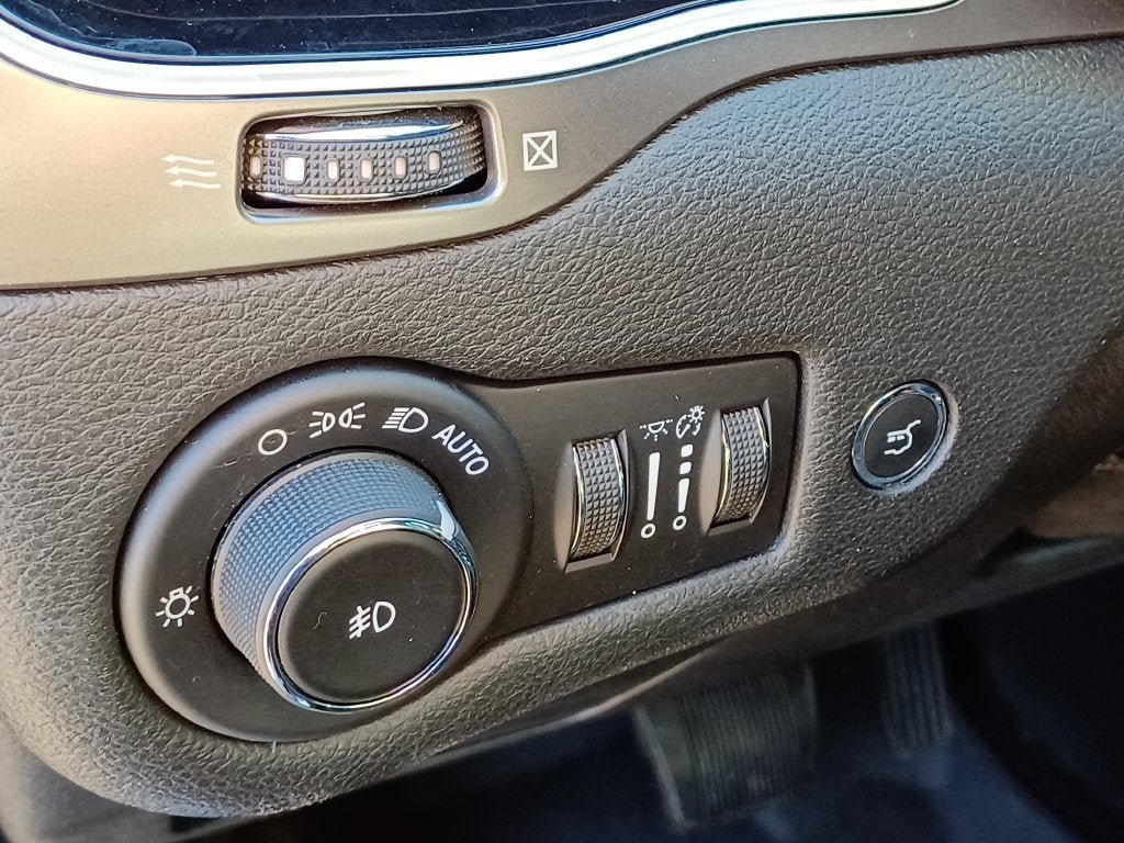 Used 2019 Jeep Cherokee Limited AWD/4WD image 10