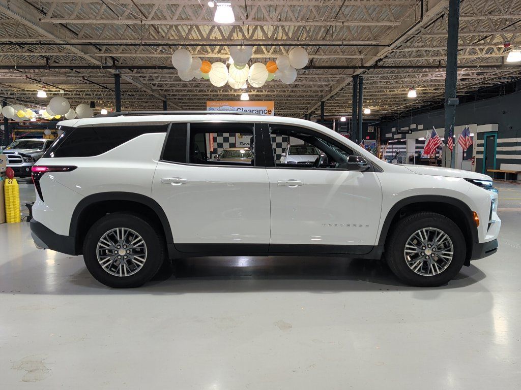 Used 2026 Chevrolet Traverse LT FWD image 8